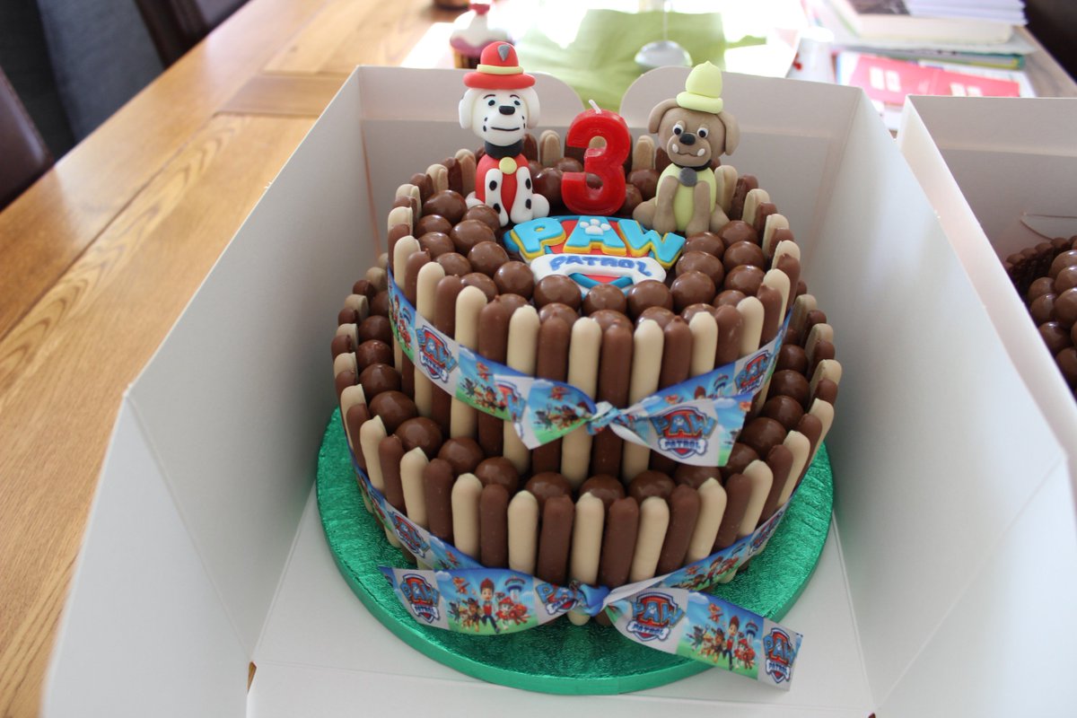 ma351_robbins's tweet photo. Looking forward to tomoz having zoomie fun with some BT's at Port Meadow ,my mum has been a bit busy today baking ,so just a  few road walk https://t.co/rqteVC6SBr
