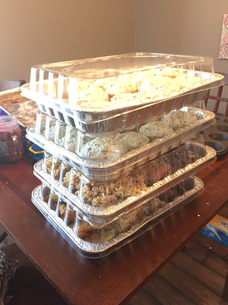 MsCarrieLong's tweet photo. Hey @Bdhscheer 👀 
#SectionalFun 🏆💜
Cupcakes...brownies...monster bars...Rice Krispie treats 😜
See you at 6:20!! https://t.co/RuptUR4304