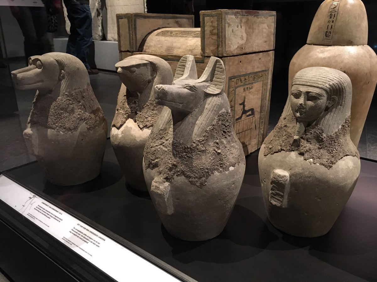 Heerlijke dag met de kinderen in @RM_Oudheden in #Leiden. Nagenieten op de bank met Dummie de Mummie!