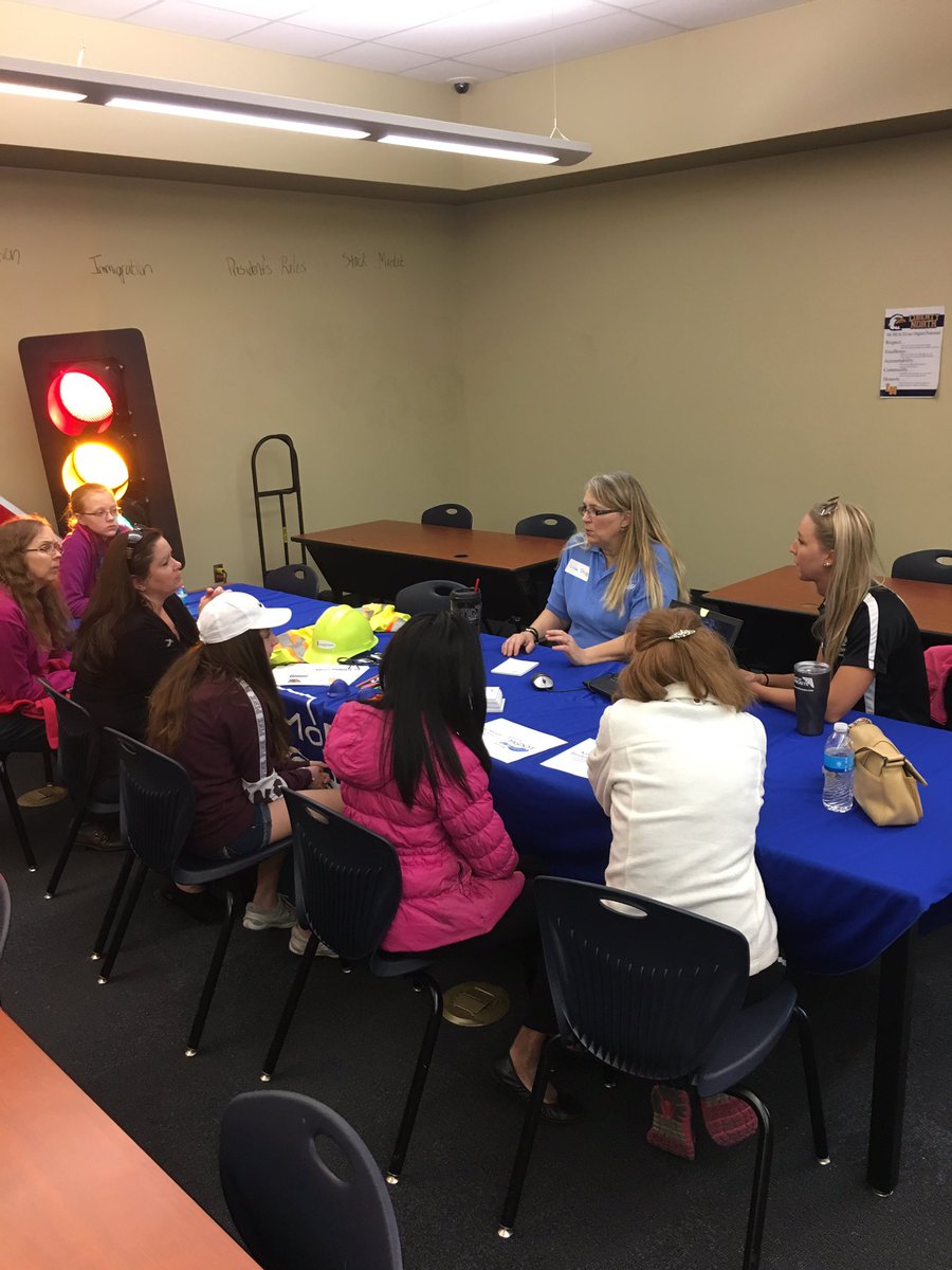 LN_SWEnext's tweet photo. .@LIBERTYSCHOOLS Women in STEM Mom/Daughter breakfast is this morning, hosted by us! 70 kids &amp; parents + 22 amazing mentors! https://t.co/jL5leHjCRb