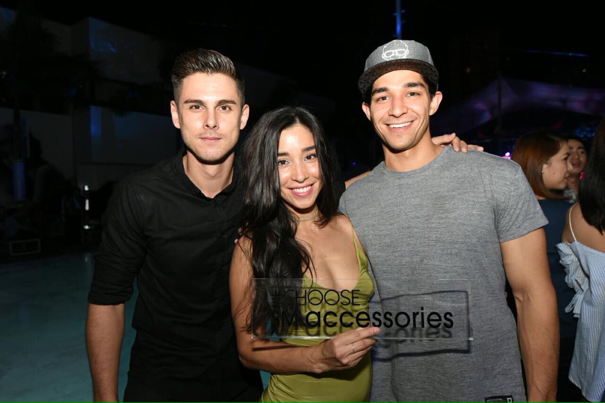 smaccessories's tweet photo. Spotted last night: The #VlogSquad @Wil_Dasovich @HaleyDaso @DanielCMarsh! 🙌🏼 #SMAccessoriesxKiiara #ChooseSMAccessories #AYearOfESCAPE https://t.co/WR4NbCapQ4