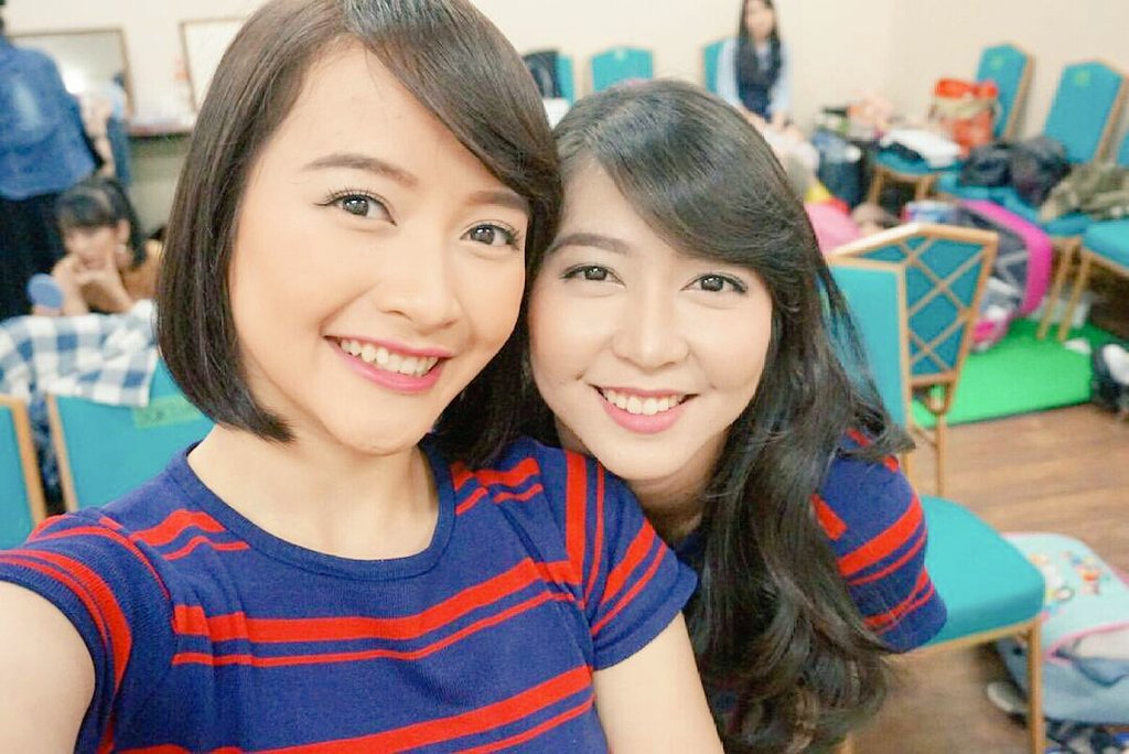 subagya_riky's tweet image. Kak @veJKT48 Jngn grad yh Kasian @kinalJKT48 kak ve gx mau kan kak kinal sring sering nglamun sndri gra2 kak ve grad