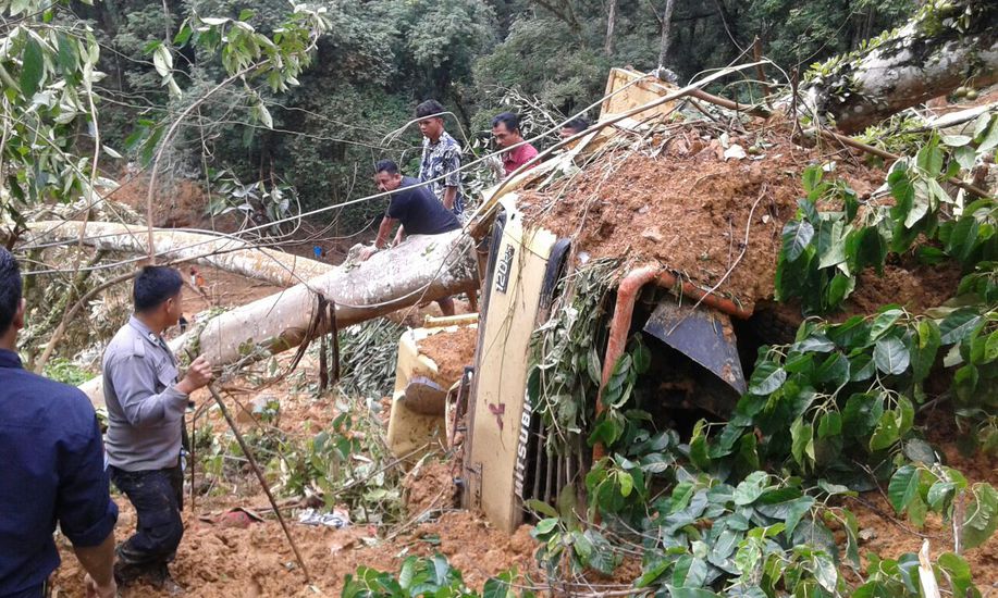 detikcom's tweet photo. Ini Daftar Korban Tertimbun Longsor di Lima Puluh Kota, Sumbar https://t.co/cyuniFuad4 https://t.co/EddbGbkWGB