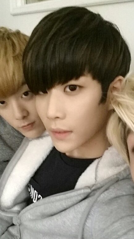 우리 먼지형 생일이다~~ㅎㅎ
해피바이러스가 온 세계에 퍼질수 있게
끝까지 함께 해요 형 ^^
형의 항상 웃는 모습 옆사람도 웃게 만들어요
태어나줘서 감사합니당 암튼 ㅋㅋ
생일 축하해요!!
#아스트로 #엠형 #생축 #먼지 #mj #맏내