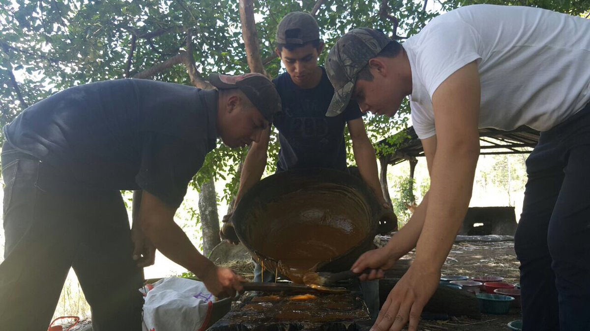 JuanOrlandoH's tweet photo. ¡Desde Camasca, Intibucá nos muestran la preparación del Dulce de Rapadura, conservando la tradición de sus antepasados!!! https://t.co/raf7XbU2kM