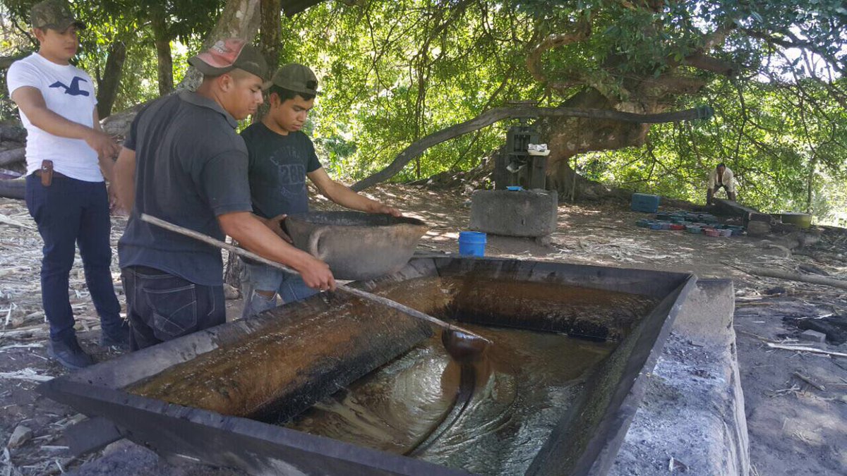 JuanOrlandoH's tweet photo. ¡Desde Camasca, Intibucá nos muestran la preparación del Dulce de Rapadura, conservando la tradición de sus antepasados!!! https://t.co/raf7XbU2kM