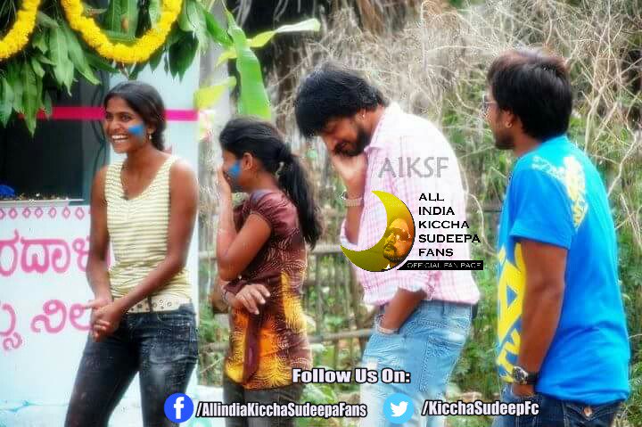 KicchaSudeepFC's tweet photo. "ಸವಿ ಸವಿ ನೆನಪು" #Pic36 our hunk @KicchaSudeep sir during "ಪ್ಯಾಟೆ ಹುಡ್ಗೀರ್ ಹಳ್ಳಿ ಲೈಫು" @AkulBalaji @cineloka
Follow👉 @KicchaSudeepFC https://t.co/IZeMAP131r