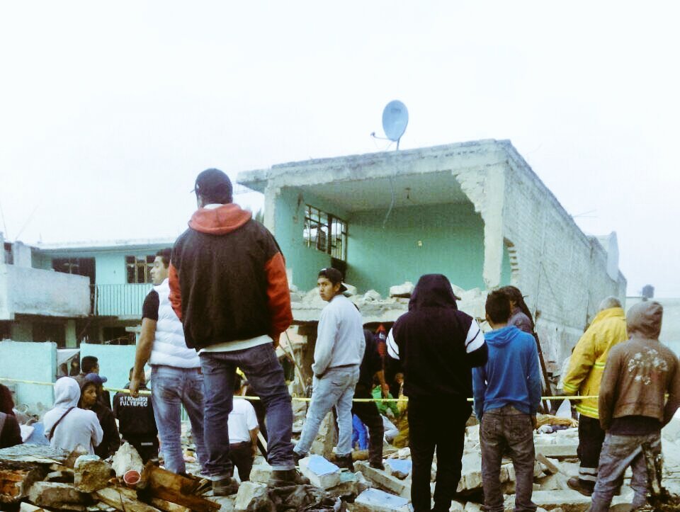 SomosNotaRoja's tweet photo. Viven de la pólvora y pirotecnia, a veces mueren en manos de ella misma. Tultepec, nuevamente con explosión. Un adulto, 2 menores @retioMEX https://t.co/DUOsxTeOby