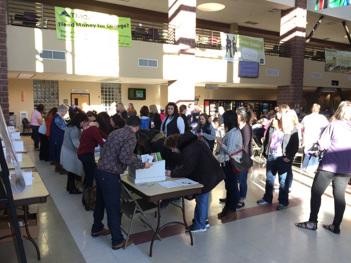 WCSDProfLearn's tweet image. #wearewcsd teachers eager to learn! @ReadingShanahan will take the stage soon! #wcsdproflearn