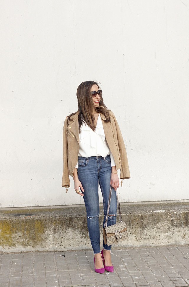Trendtation's tweet photo. @Besugarandspice añade a su #look nude estos tacones fucsias que le aportan el toque de color! Inspírate con más #outfits con #Trendtation https://t.co/1KDfS79nfr