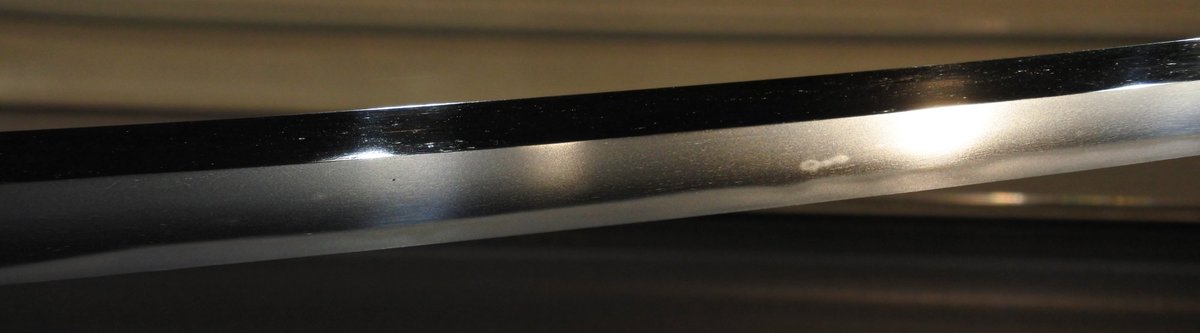 しのは通知を切っている 刀剣茶寮行ってきました 三日月宗近生ぶ復元の影打の打ち除けは二枚目の刀 掛けの右側の支えの左側にある奴だと思います 三枚目 四枚目の物打ち辺りにあるのは再現を試みたあとなのかなあという感じ