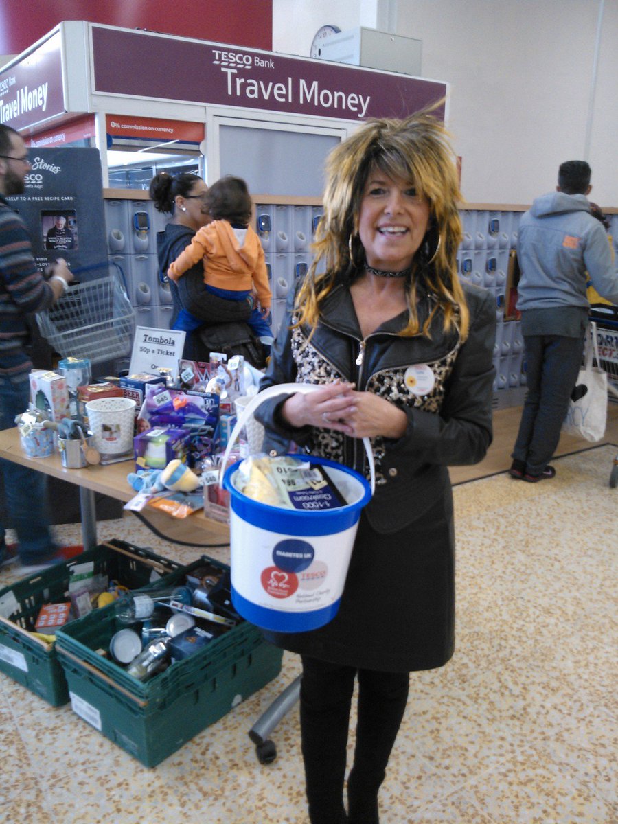Lynn's tombola is in full swing in Cheshunt Extra ! @diabetesuk @thebhf #finalcountdown  Donna's disco and Cheshunt Fire Brigade to come....