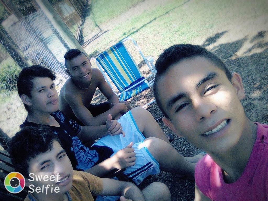 maxilovera02's tweet image. Un hermano no puede ser un amigo, pero un amigo siempre será un hermano con #-gustavo-SergioyjoséLuis