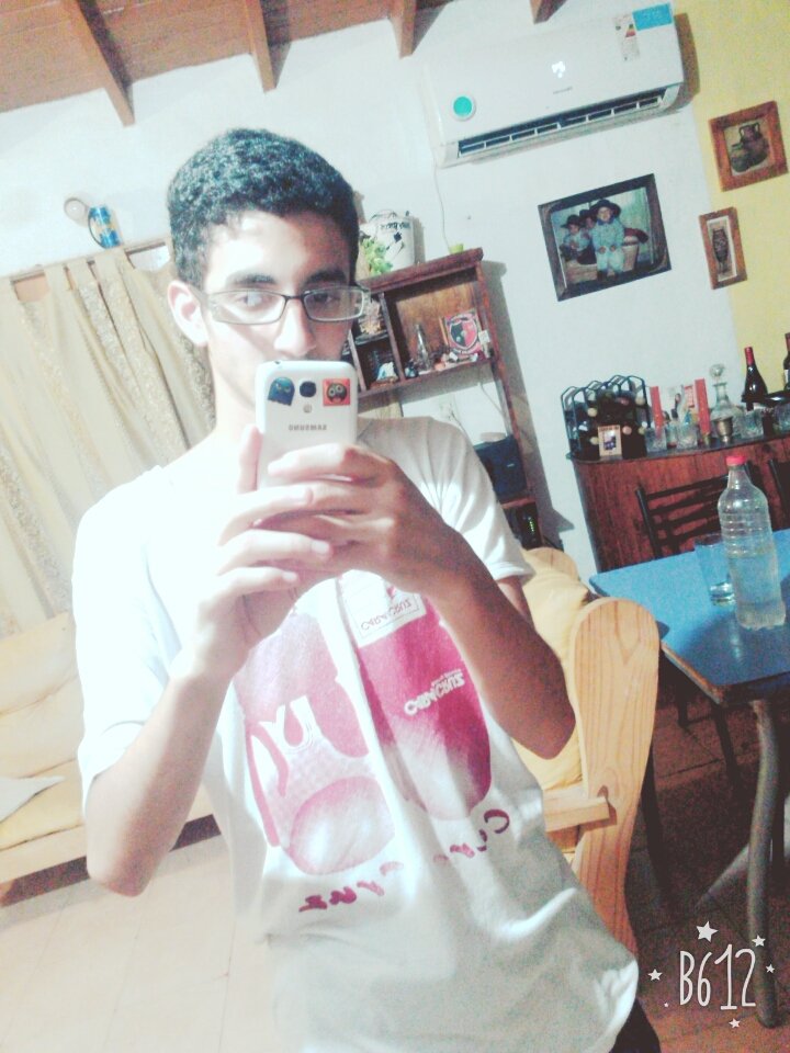 LeandroRinaldii's tweet photo. Hace una banda que no subo una foto a tw, asi que #Careteando #Anteojos https://t.co/58MOw7xR8I