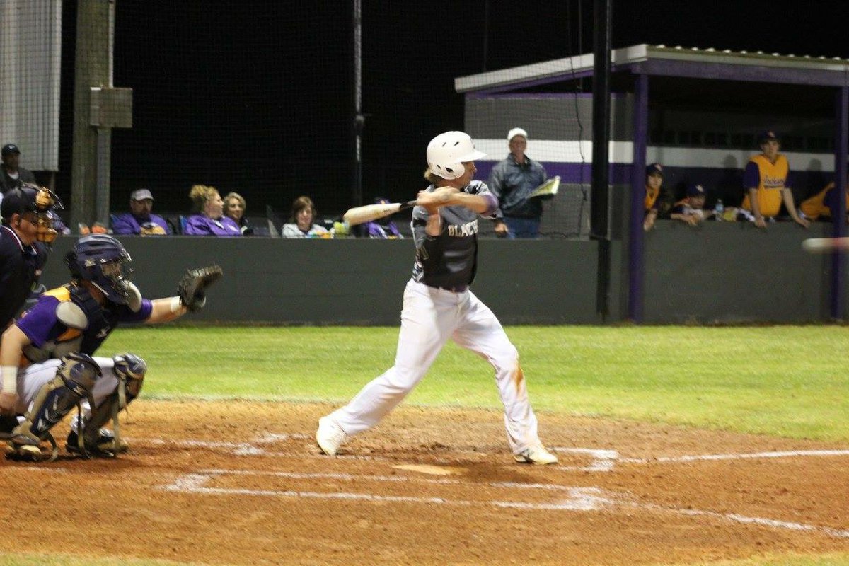AshtonNelson10's tweet photo. It's game dayy💜⚾️💛 #I❤️2 #BaseballGf https://t.co/rDJcdrI3bS