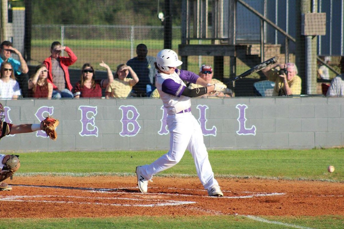 AshtonNelson10's tweet photo. It's game dayy💜⚾️💛 #I❤️2 #BaseballGf https://t.co/rDJcdrI3bS