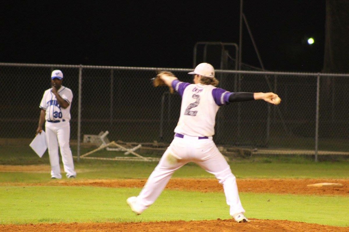 AshtonNelson10's tweet photo. It's game dayy💜⚾️💛 #I❤️2 #BaseballGf https://t.co/rDJcdrI3bS