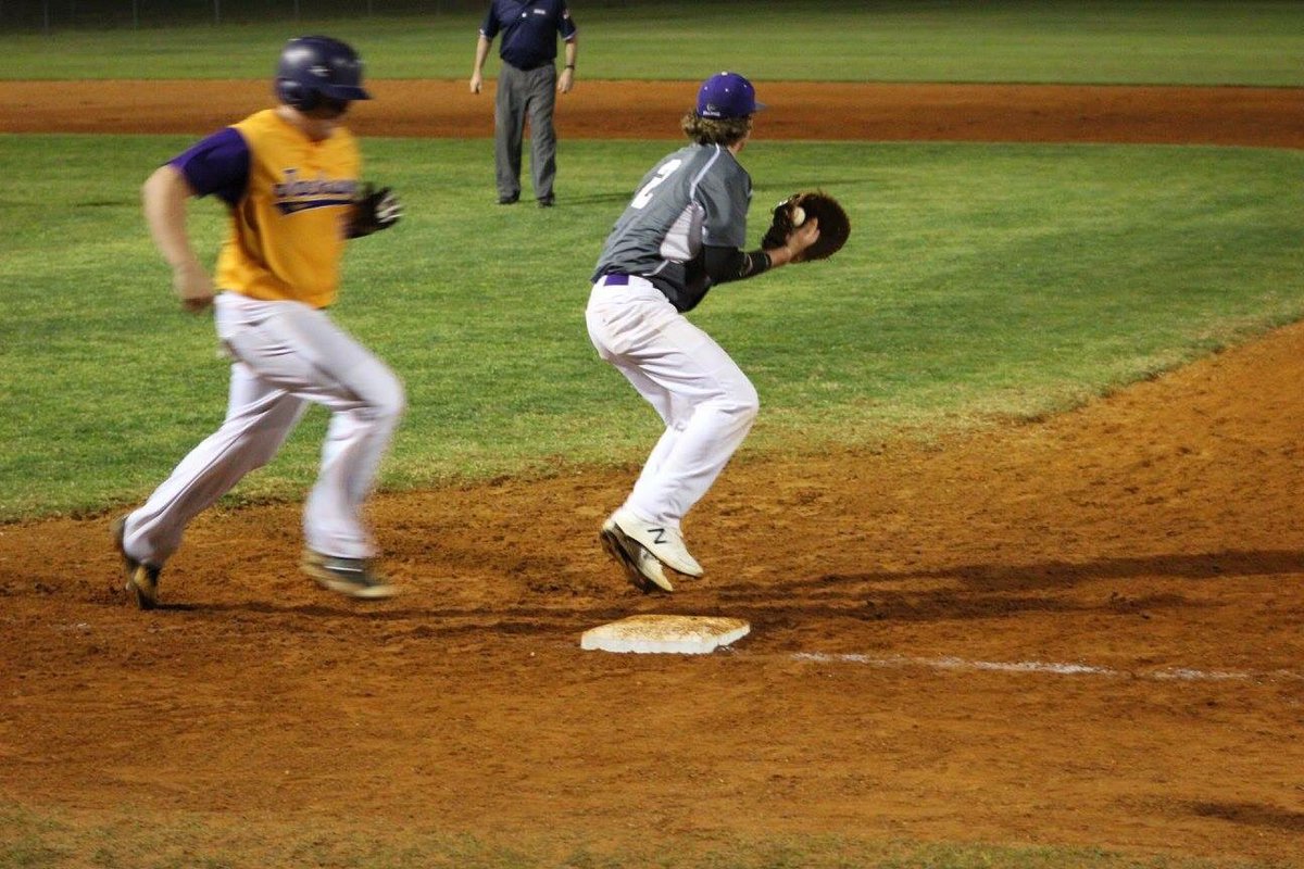 AshtonNelson10's tweet photo. It's game dayy💜⚾️💛 #I❤️2 #BaseballGf https://t.co/rDJcdrI3bS