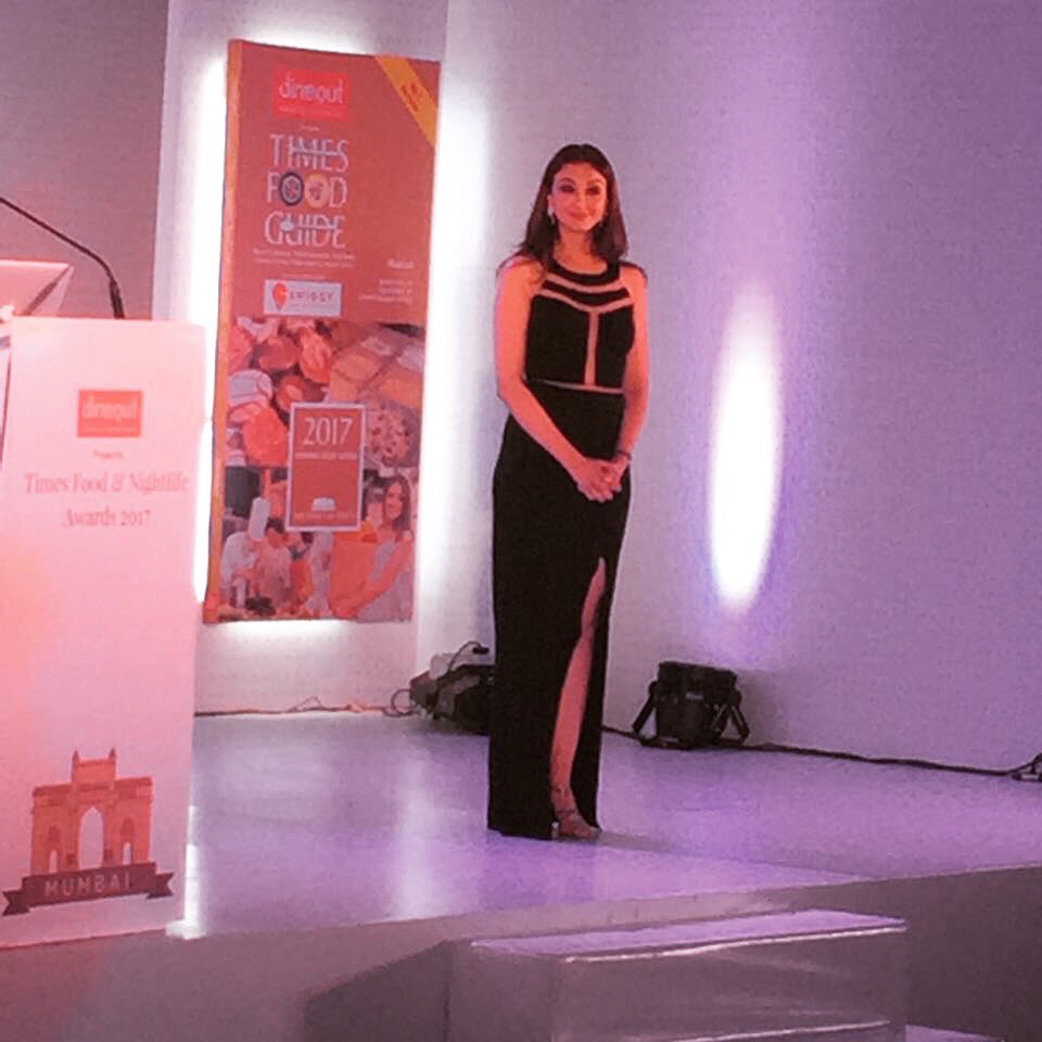 saumyatandon's tweet image. At #timesfoodawards , presenting award to #masalalibrary wearing this lovely gown by @sonaakshiraaj