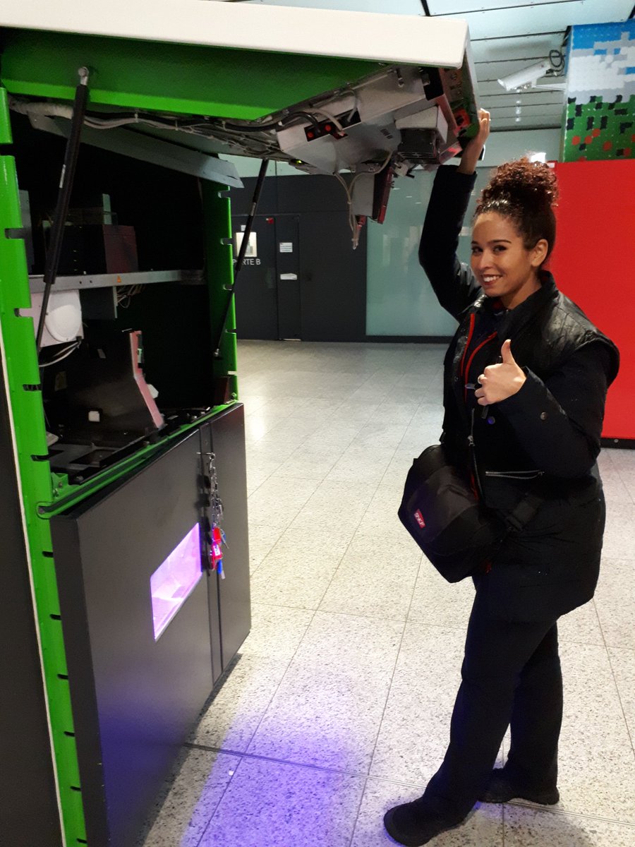 AgencePsl's tweet photo. Chaque jour nos agents  veillent  au bon fonctionnement des automates de vente Transilien afin de faciliter votre voyage😉 https://t.co/RQ5qMmYo5Q