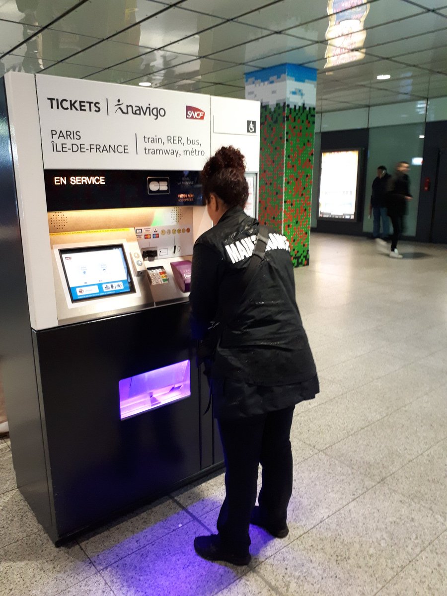AgencePsl's tweet photo. Chaque jour nos agents  veillent  au bon fonctionnement des automates de vente Transilien afin de faciliter votre voyage😉 https://t.co/RQ5qMmYo5Q