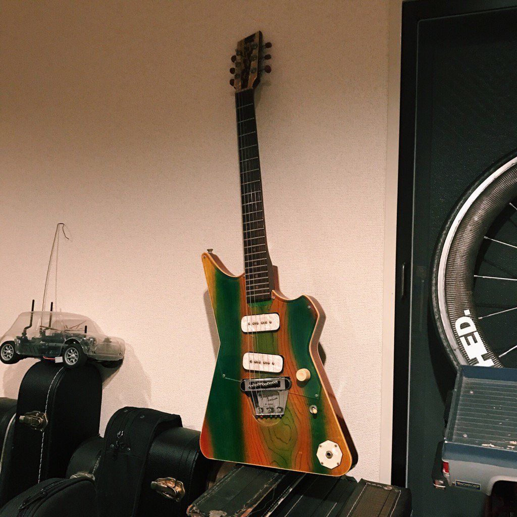nagaokaryosuke's tweet photo. もう20年近く前、茅ヶ崎のお店で演奏していたときに、ムッシュもそこにいてお客さんの熱心なリクエストもあって急遽彼が弾き語りをすることになった。
「ちょっとギター貸してくれる？」
勿論！とムッシュに貸したやつがこれ。
またいつか！ https://t.co/fxp2t8n8T9
