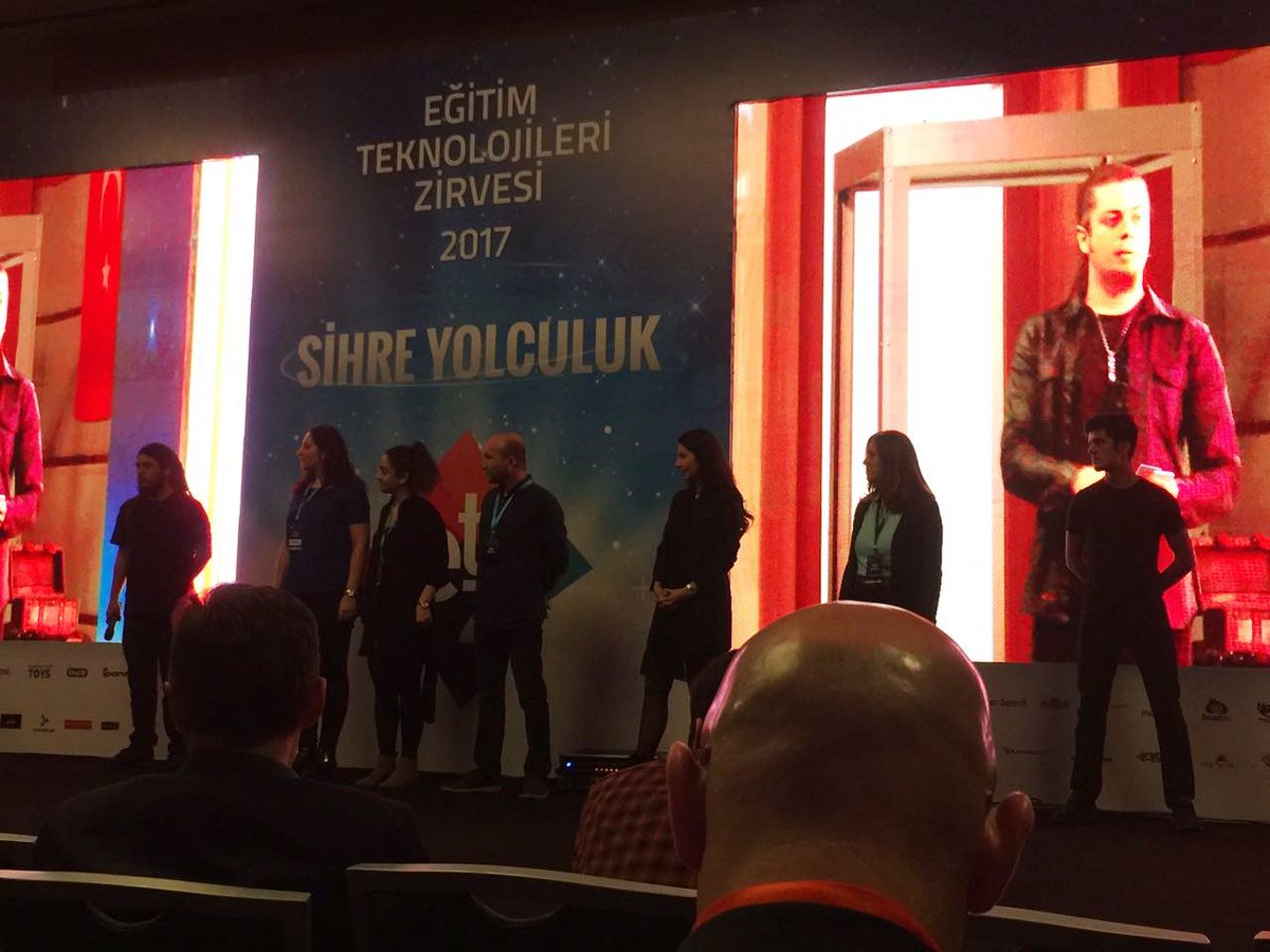 Dilek04Demirel's tweet photo. #ETZ17 #etz2017 #sihireyolculuk
Aref'i izlemek süperdi. Sahnede yanında durmak ilginç bir duygu. https://t.co/BFH3MaSxJL