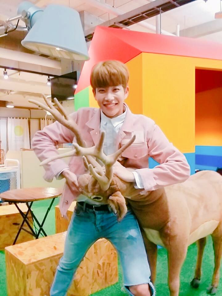 우리의 해피바이러스 엠형~♡ 
제가 Many Many 아끼는거 알죠?? 앞으로도 아스트로 잘부탁드립니다 행님~♡ 
형은 그냥 너무웃교ㅋㅋㅋㅋ
#아스트로 #해피바이러스 #넘웃교 #태어나줘서777번더감사MJ