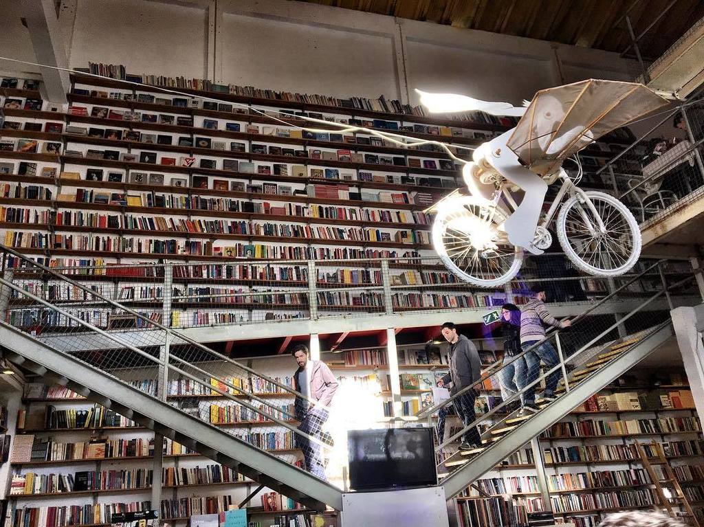 AlexDaSilva's tweet image. Para quem gosta de leitura ... e escalada. #bookstore #lisboapontocome #lxfactory ift.tt/2mntCKm