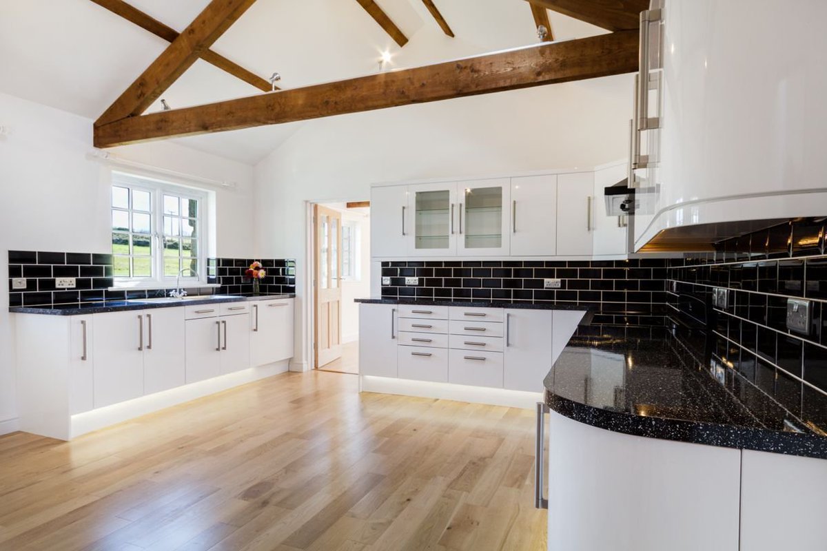 ViewLoveLive's tweet photo. View this spacious barn conversion in stunning 3D!: https://t.co/zNh3FWpHw4 3 bed, large living areas and immaculately presented. £395,000 https://t.co/gNzi75Lwd4