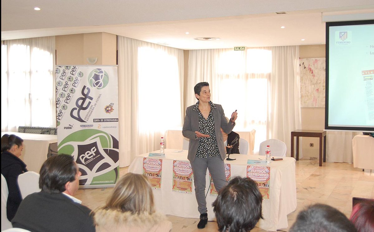 AtletiFemenino's tweet photo. Nuestra directora @lolaromero5 impartió una conferencia en Badajoz en las 'I Jornadas de Fútbol Femenino en Extremadura'. https://t.co/AdoB6ErFAj