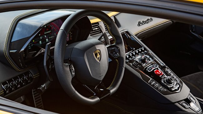 Главные отличия #Lamborghini #Aventador S от предыдущей модели car4play.ru/auto/lamborghi…