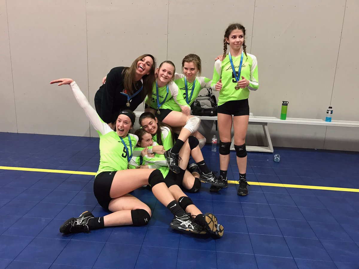 CONGRATS to the 14s for their FIRST PLACE FINISH in the Gold Division today at the Club Bear Smack Down Tournament! Way to go girls!!!