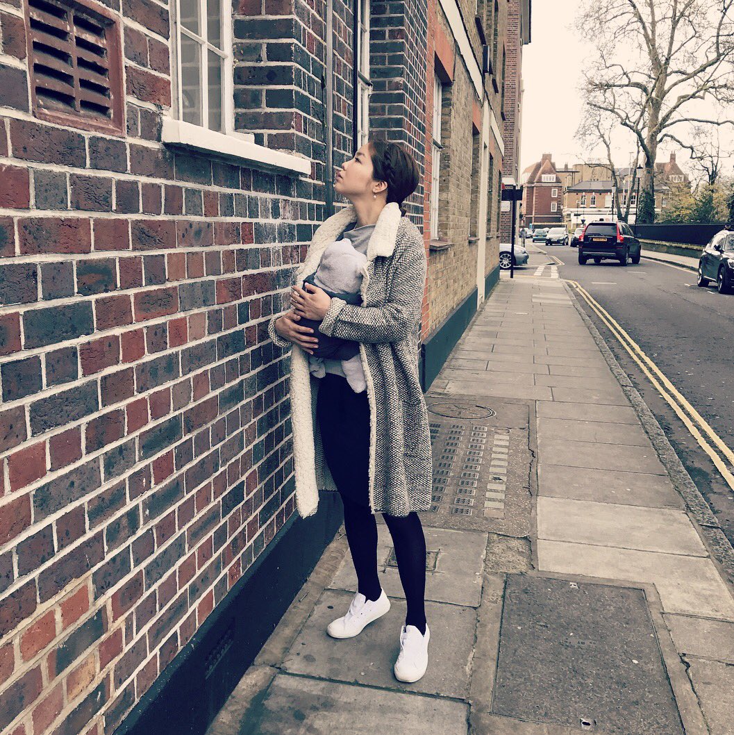 𝑀𝐸𝐺 در توییتر 布スリング で外出 まだ娘は小さいからこれで充分 なかなか寝れなそうな時にこれして 大きめにつけたキッチンの換気扇の下に立つと すぐに寝る ドライヤーの音も同じ いつまで胎児の延長にいるのかな 不思議体質おもしろい