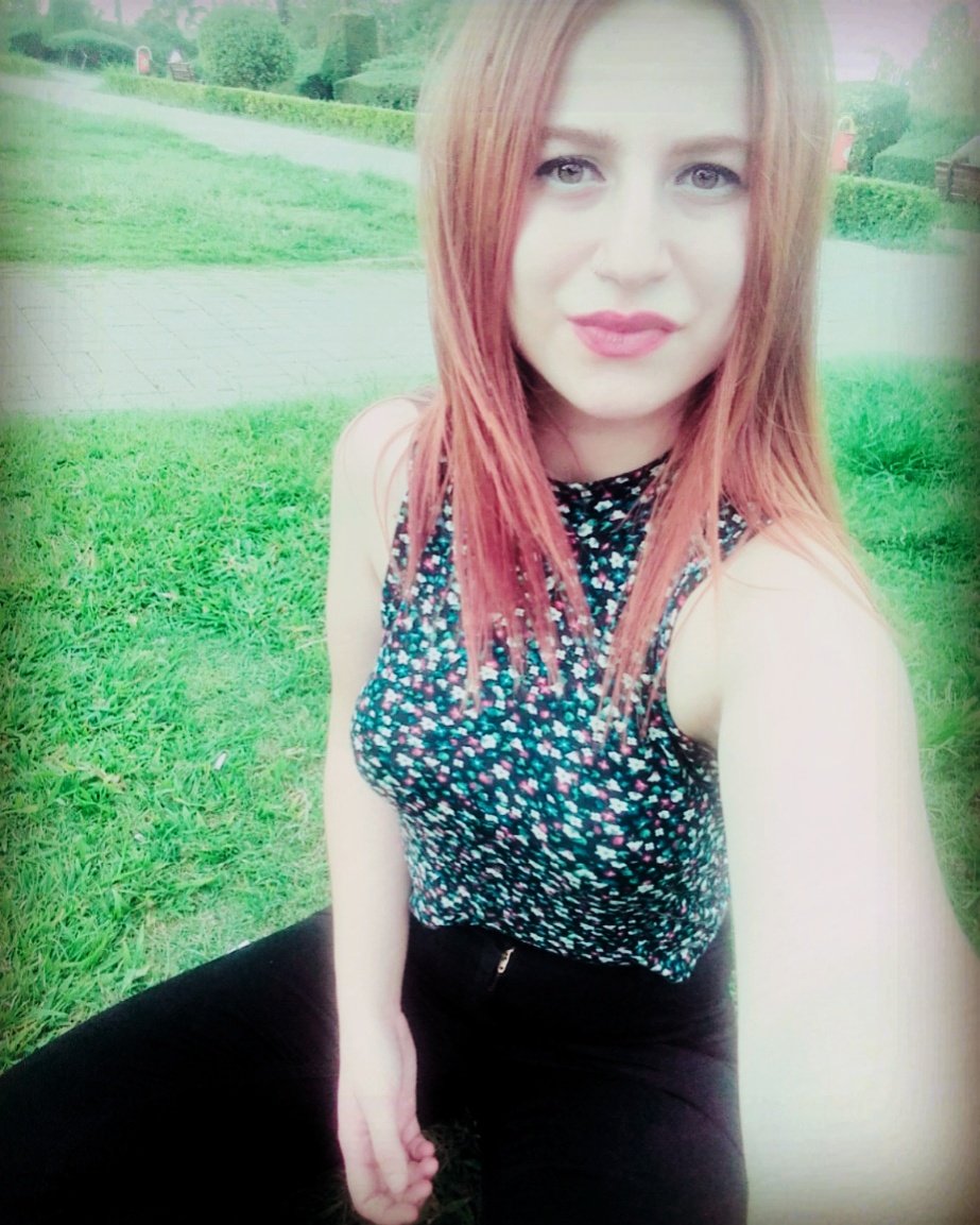 İçimde mis kokulu kızıl bir gül gibi duruyor zaman