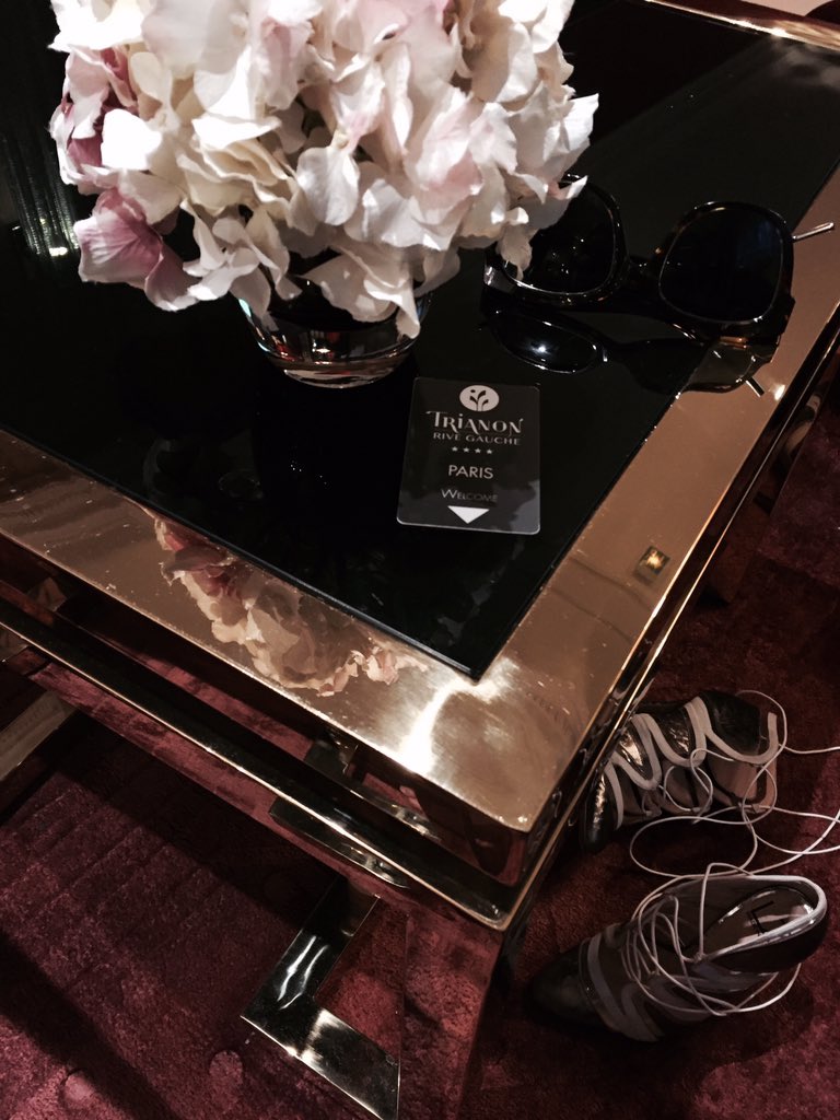 Scendere dai tacchi. <a href="/TrianonRG/">Hotel Trianon Rive Gauche Paris</a> #FranceFr