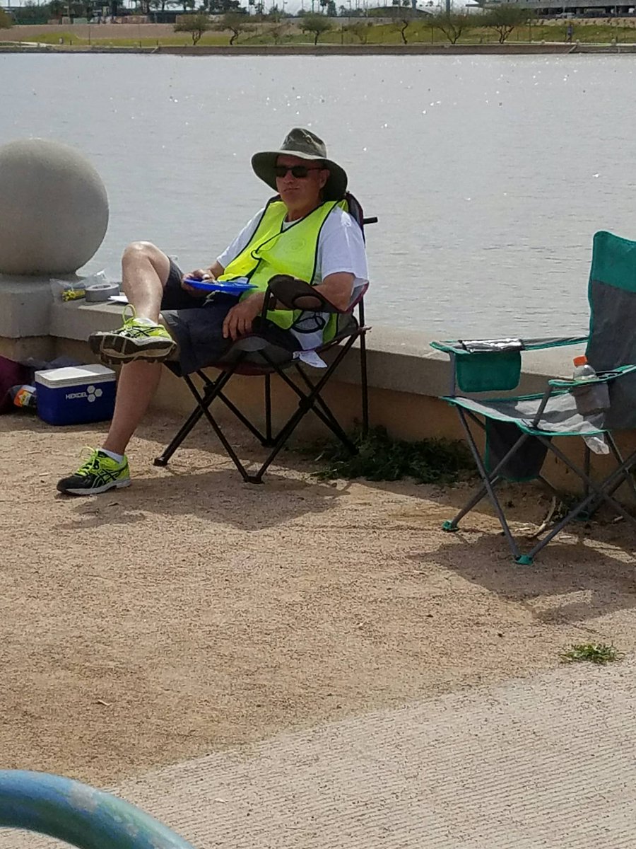 TRA_TempeRowers's tweet photo. Our hardworking dock master earns his lunch - and a break! #DesertSprints2017 #RegattaVolunteersRule! https://t.co/gRtGDMNXGU