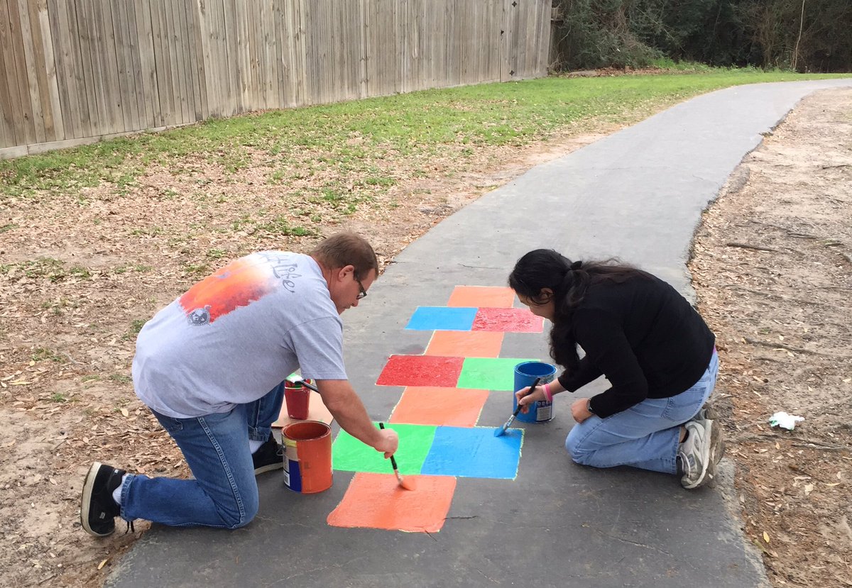HumbleISD_GTE's tweet photo. We appreciate the families who came out to clean up our grounds! #wetpaint #bringarake @HumbleISD https://t.co/2fAv86Fmc3