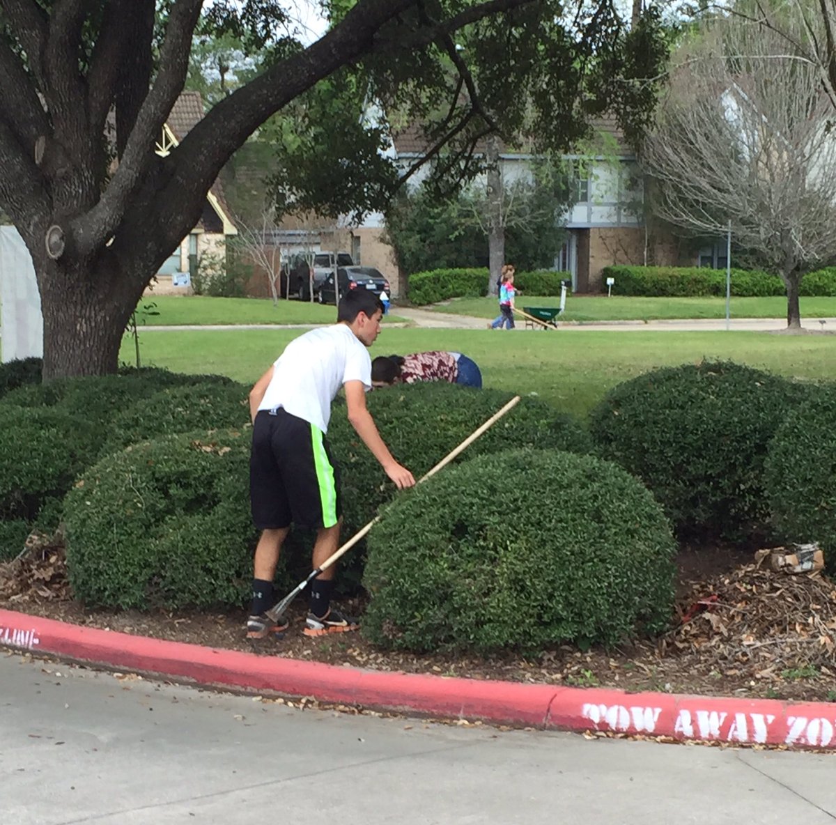 HumbleISD_GTE's tweet photo. We appreciate the families who came out to clean up our grounds! #wetpaint #bringarake @HumbleISD https://t.co/2fAv86Fmc3