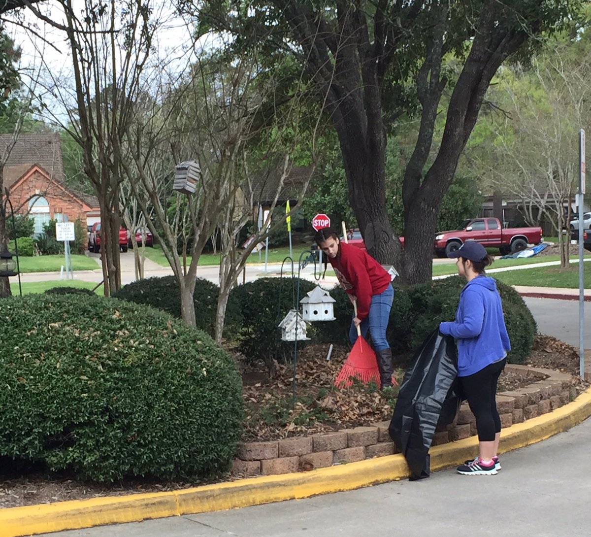 HumbleISD_GTE's tweet photo. We appreciate the families who came out to clean up our grounds! #wetpaint #bringarake @HumbleISD https://t.co/2fAv86Fmc3