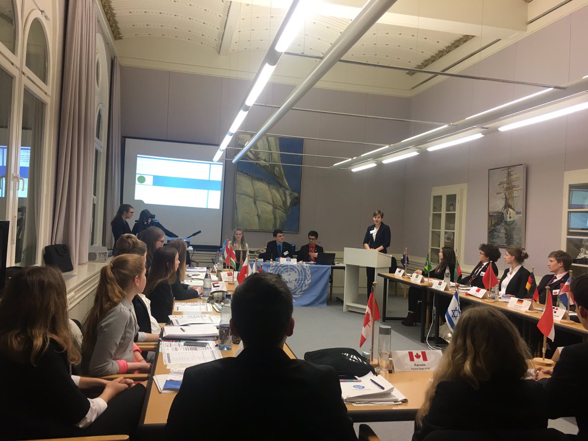 SecGenMUNSH's tweet photo. Generalsekretärin Schwarz gratulierte der #FnE zu einem sehr guten vRES und dankt für die gute Arbeit. #MUNSH https://t.co/p6i2QhFMrf