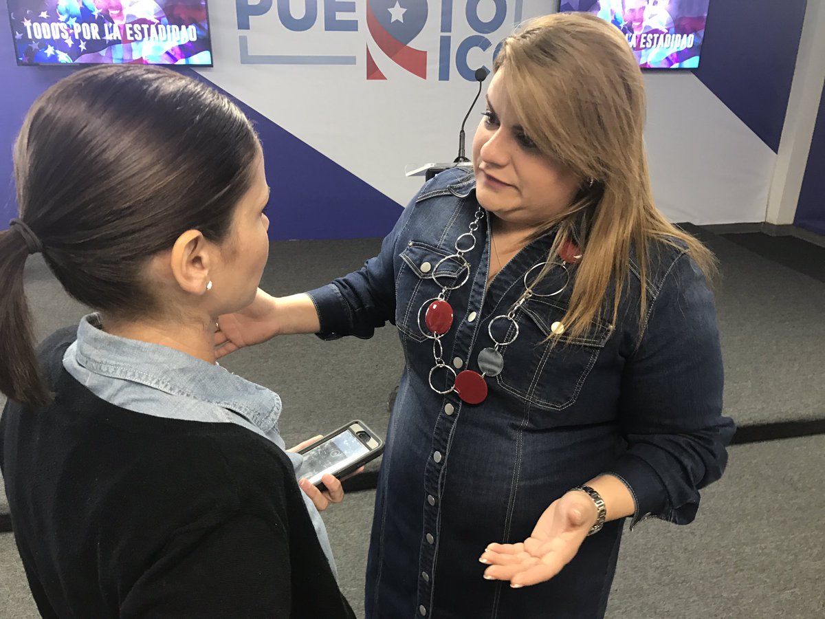 Jenniffer's tweet photo. Atendiendo a los medios en un aparte, luego de la conferencia de prensa sobre lo discutido en el Directorio. https://t.co/Xt7aXeWK7b