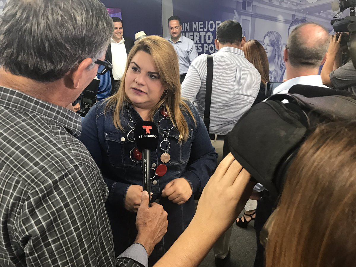 Jenniffer's tweet photo. Atendiendo a los medios en un aparte, luego de la conferencia de prensa sobre lo discutido en el Directorio. https://t.co/Xt7aXeWK7b