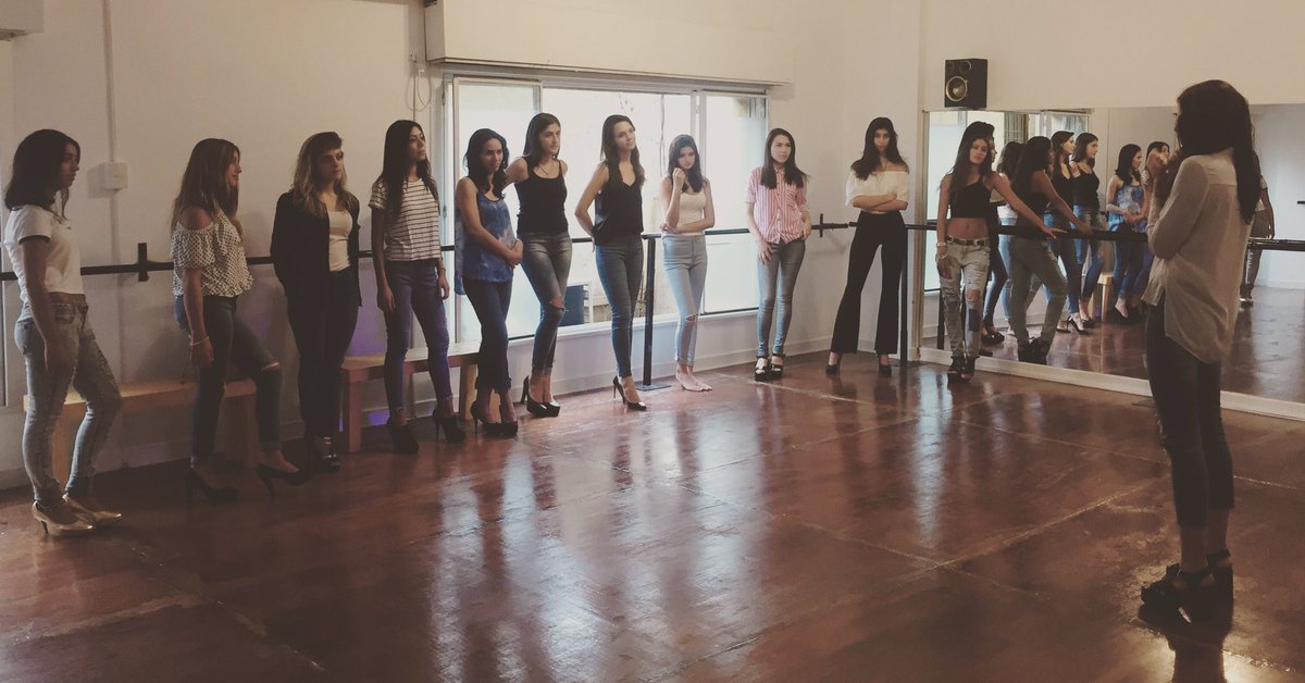 Comenzamos las clases del 2017 con el Seminario Intensivo de Pasarela en #VRFS!! 👗👠❤ Genial la clase con <a href="/laurivarola/">Laura Rivarola 🇦🇷</a> 👏👏😍😍