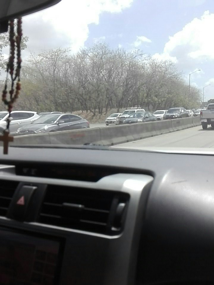 MiLy_Lizzy's tweet photo. @TraficoCPanama @tvntrafico Descomunal tranque en corredor Norte hacia Tocumen, cerrado 1 carril salida de Cerro Batea fila hasta Centenial https://t.co/247I9hGA45