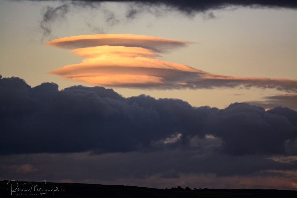 romclaughlin's tweet photo. A fine #lenticular cloud, altocumulus lenticularis as seen from #ballycotton #cork this evening. #stormhour #Cloud https://t.co/sTK7J3MW72