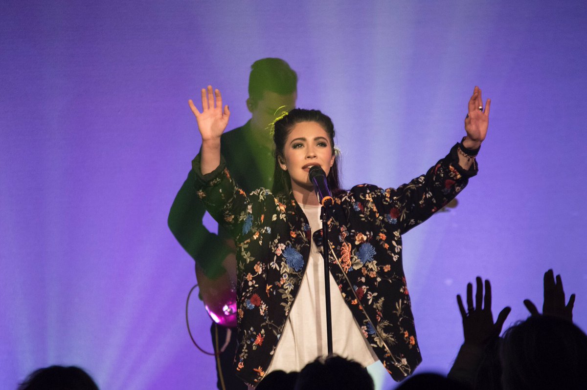 ReThink_Pink's tweet photo. Incredible message and worship @michellegage @andiandrew @CindyPThomas  @BeccaGage at #RethinkPink17! Let's continue to #flourish together! https://t.co/dWFbCtFAgK