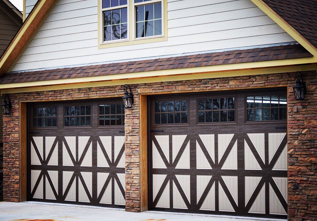 AfGarageDoors's tweet photo. Just installed these spectacular 12x8 @amarrgaragedoor Classica Collection with two-tone paint, Madeira windows &amp; Blue Ridge hinges 😎 https://t.co/Ieynh0hxvC
