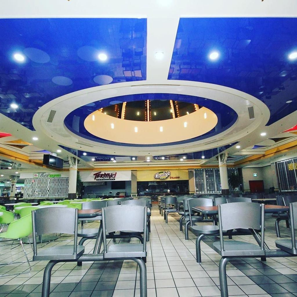 Laqfoil's tweet image. What is your favorite place to visit on weekends? #shoppingmall #reflectiveceiling ift.tt/2mE6ics