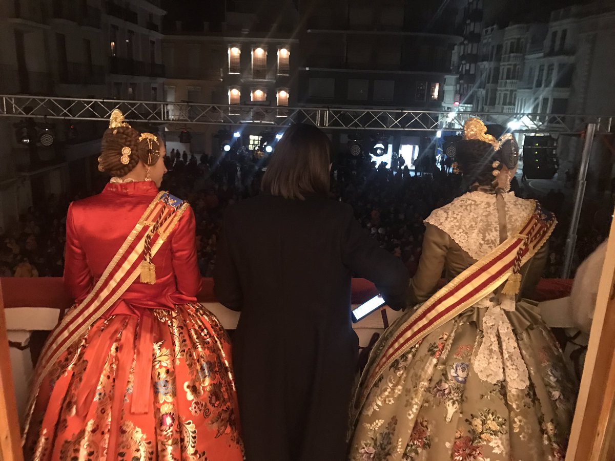 FALLANOUMERCAT_'s tweet photo. Gràcies @martatrenzano x engrandir més si cap les #FallesUnesco #FallesAlgemesi #Falles17 @algemesi_net https://t.co/9MjzDKwYLB